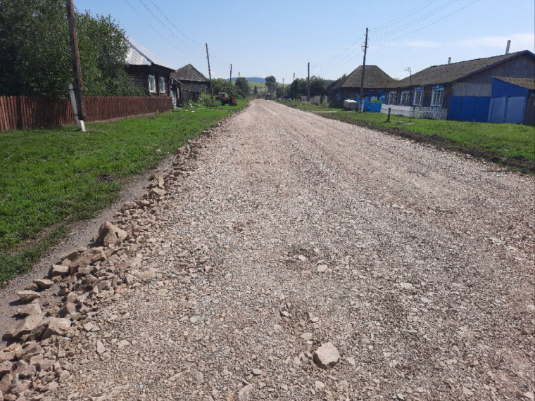 В селе Екатериновка ведутся ремонтные работы автодороги.